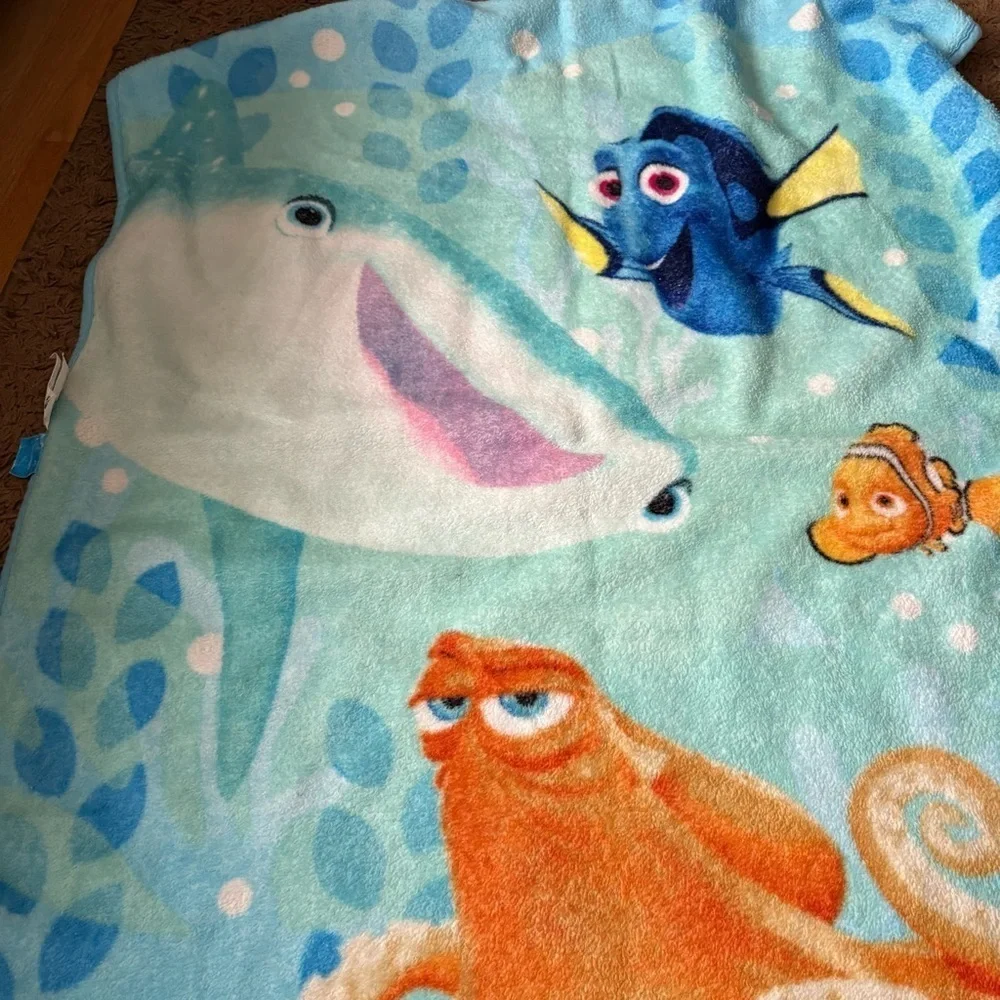 Disney Finding Dory Blue and Orange Blanket Fleece Fish